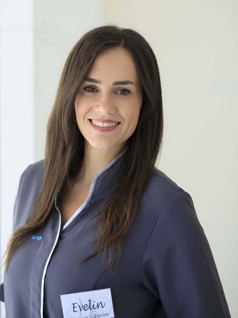 Evelin López, atención al público y recepción